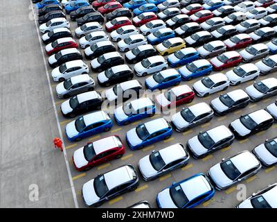 LIANYUNGANG, CHINA - 15. JULI 2024 - Eine große Anzahl von Fahrzeugen wird zum Verladen im Hafen von Lianyungang, Provinz Jiangsu, am 15. Juli 2024 gesammelt. Stockfoto