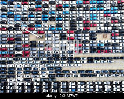 LIANYUNGANG, CHINA - 15. JULI 2024 - Eine große Anzahl von Fahrzeugen wird zum Verladen im Hafen von Lianyungang, Provinz Jiangsu, am 15. Juli 2024 gesammelt. Stockfoto