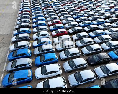 LIANYUNGANG, CHINA - 15. JULI 2024 - Eine große Anzahl von Fahrzeugen wird zum Verladen im Hafen von Lianyungang, Provinz Jiangsu, am 15. Juli 2024 gesammelt. Stockfoto