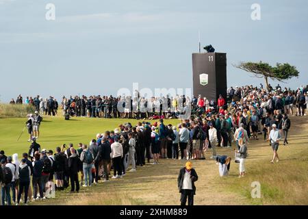 North Berwick, Schottland, Großbritannien. Juli 2024. Der schottische Torschütze Robert MacIntyre gewinnt die Genesis Scottish Open mit einem Schuss von Adam Scott auf dem Renaissance Course. Bild; Blick auf die Zuschauer um das 11. Grün. Iain Masterton/Alamy Live News Stockfoto