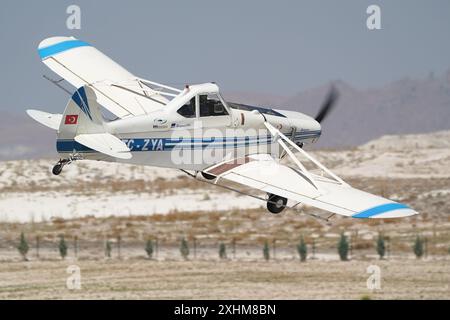 ESKISEHIR, TURKIYE - 17. SEPTEMBER 2023: Private Piper PA-25-260 Pawnee D (7656071) auf der Sivrihisar SHG Airshow Stockfoto