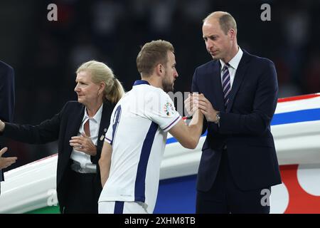 Berlin, Deutschland. Juli 2024. Harry Kane aus England schüttelt während des Endspiels der UEFA-Europameisterschaft im Olympiastadion in Berlin die Hand mit William Prince of Wales. Foto: Paul Terry/Sportimage Credit: Sportimage Ltd/Alamy Live News Stockfoto