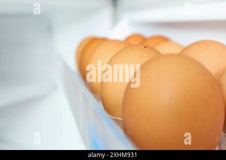 Eier auf dem Kühlregal anordnen Stockfoto