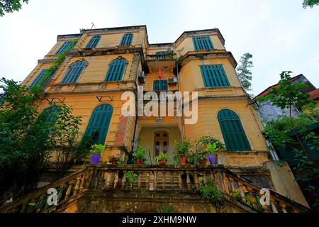 Historische gelbe Gebäude im französischen Kolonialstil im Ha Noi Vietnam Stockfoto