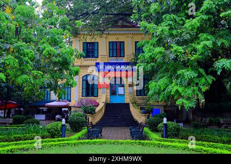 Historische gelbe Gebäude im französischen Kolonialstil im Ha Noi Vietnam Stockfoto