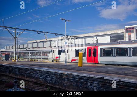 Zwei größere Anglia-Züge der Baureihe 720 am Victoria-Bahnhof Southend on Sea Stockfoto