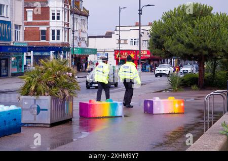 Zwei Polizisten auf Patrouille im Strandbereich von Southend on Sea Stockfoto