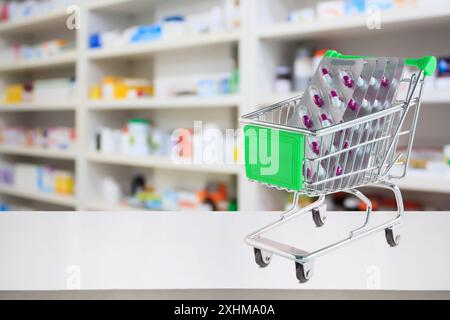 Medizin Pillen Blister Pack Kapsel im Warenkorb auf Apotheke Ladentisch mit unscharfen Drogerie Regalen defokussierten Hintergrund Stockfoto