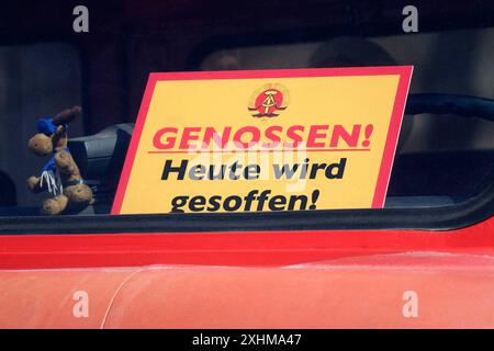 Schild in einem Fahrzeug Schild in einem Fahrzeug, 29.06.2024, Netzen, Brandenburg, in einem Fahrzeug befindet sich ein Schild mit dem Schriftzug Genossen heute wird gesoffen. *** Fahrzeug anmelden Fahrzeug anmelden, 29 06 2024, Netzen, Brandenburg, in einem Fahrzeug steht ein Schild mit den Worten Genossen heute wird getrunken sein Stockfoto