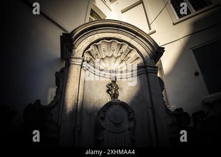 Die berühmte Manneken Pis Statue im Sonnenlicht - Brüssel, Belgien Stockfoto