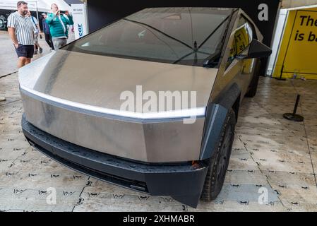 Tesla Cybertruck elektrischer Pickup auf dem Goodwood Festival of Speed 2024 Motorsport Event in West Sussex, Großbritannien Stockfoto