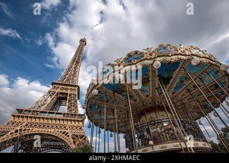 Eiffelturm und Vintage Karussell an einem Sommertag - Paris, Frankreich Stockfoto