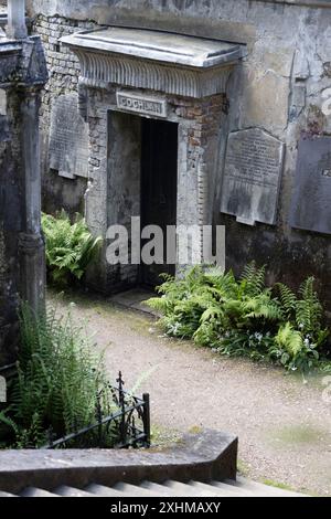 Detail des Circle of Libanon auf der Westseite des Highgate Cemetery, London, Großbritannien Stockfoto