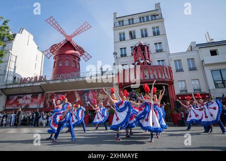 Paris, Frankreich. Juli 2024. Tänzer des Kabaretts Moulin Rouge treten auf der Straße während der olympischen Fackel-Staffel in Paris am 15. Juli 2024 vor den Olympischen und Paralympischen Spielen 2024 auf. Foto: Eliot Blondet/ABACAPRESS. COM Credit: Abaca Press/Alamy Live News Stockfoto