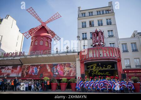 Paris, Frankreich. Juli 2024. Tänzer des Kabaretts Moulin Rouge treten auf der Straße während der olympischen Fackel-Staffel in Paris am 15. Juli 2024 vor den Olympischen und Paralympischen Spielen 2024 auf. Foto: Eliot Blondet/ABACAPRESS. COM Credit: Abaca Press/Alamy Live News Stockfoto