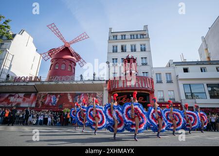 Paris, Frankreich. Juli 2024. Tänzer des Kabaretts Moulin Rouge treten auf der Straße während der olympischen Fackel-Staffel in Paris am 15. Juli 2024 vor den Olympischen und Paralympischen Spielen 2024 auf. Foto: Eliot Blondet/ABACAPRESS. COM Credit: Abaca Press/Alamy Live News Stockfoto