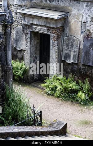 Detail des Circle of Libanon auf der Westseite des Highgate Cemetery, London, Großbritannien Stockfoto