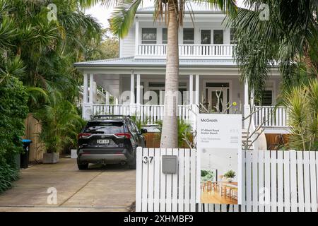 Australisches modernes freistehendes Haus im Hamptons Stil in North Avalon Beach Vorort zum Verkauf bei McGrath Immobilienmaklern, Sydney, Australien Stockfoto