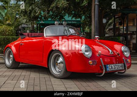 Roter Retro-Porsche-Speedster bei Classic Cars in Pomorie, Bulgarien Stockfoto