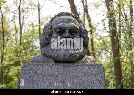 Das moderne Denkmal für Karl Marx auf dem Highgate Cemetery, London, Großbritannien Stockfoto