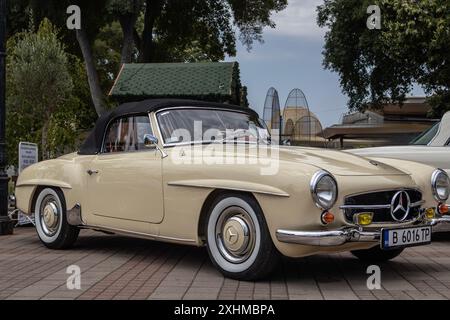 Mercedes 190 SL 1962 im Retro-Stil bei der Veranstaltung „Classic Cars“ in Pomorie, Bulgarien Stockfoto