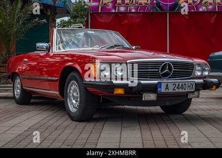 Roter Retro-Mercedes SL auf der Veranstaltung „Classic Cars“ in Pomorie, Bulgarien Stockfoto