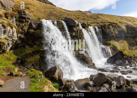 Gluggafoss (Merkjarfoss, Fensterfälle) Wasserfall in Südisland am Fluss Merkjá, Frühlingsblick auf den unteren Wasserfall, keine Leute. Stockfoto