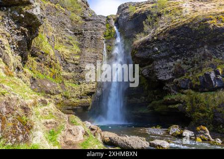 Gluggafoss (Merkjarfoss, Window Falls) Wasserfall in Südisland am Fluss Merkjá, Blick auf die höheren Tropfen, Felsen mit Moos bedeckt. Stockfoto