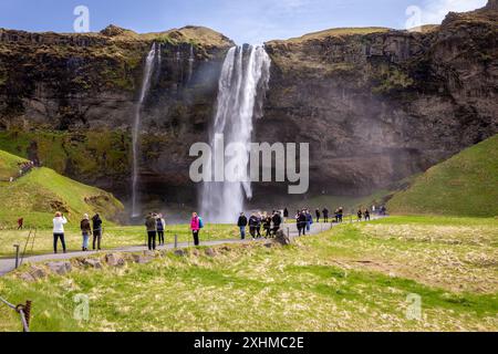Seljalandsfoss, Island, 16.05.22. Seljalandsfoss, berühmter begehbarer Wasserfall in Südisland, Landschaft des Wasserfalls mit tosendem Wasser. Stockfoto
