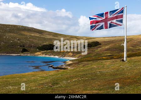 Union Jack fliegt über die Küstenbucht, West Point Island, Falkland Islands, Sonntag, 03. Dezember, 2023. Foto: David Rowland / One-Image.com Stockfoto