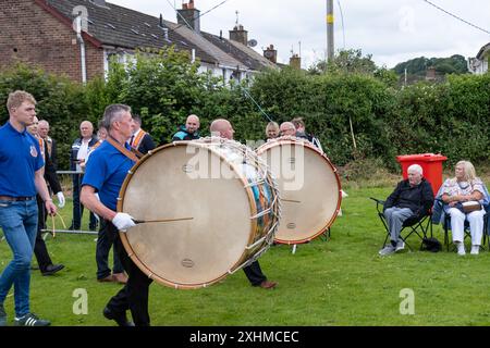 Ballymena, Nordirland - 12. Juli 2024: Orangenordenfeier, traditionelle Lambeg-Trommeln erreichen den halben Punkt der Parade. Konzepttrommeln. Stockfoto