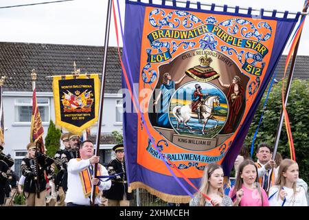 Ballymena, Nordirland - 12. Juli 2024: Orangenordenfeier, Banner der Braidwater Purple Star Lodge mit den protestantischen Jungen von North Ballymena Stockfoto