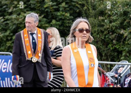 Ballymena, Nordirland - 12. Juli 2024: Mitglied der Ladies Orange Order Lodge, das an der zwölften Feier teilnimmt. Konzept Britisch, Identität. Stockfoto