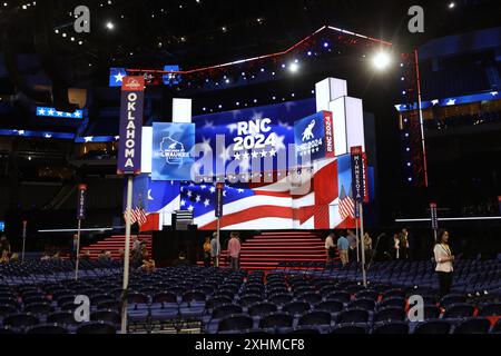 Milwaukee, Wi, USA. Juli 2024. Die RNC in Milwaukee stellte die Hauptbühne dar, als Würdenträger zum Soundcheck eintreffen, einen Tag bevor der Republican National Convention am 15. Juli mit Delegierten auf dem Deer District plaza im Fiserv Forum beginnt. (Kreditbild: © Pat A. Robinson/ZUMA Press Wire) NUR REDAKTIONELLE VERWENDUNG! Nicht für kommerzielle ZWECKE! Stockfoto