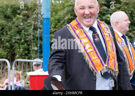 Ballymena, Nordirland - 12. Juli 2024: Orange Order Mitglied mit Bowler Hut lächelt Zuschauer an und betritt das Feld in Tullygarley. Stockfoto