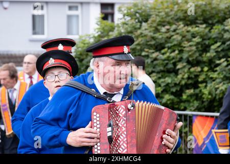 Ballymena, Nordirland - 12. Juli 2024: Akkordeonband, die Mitglieder des Orange Ordens durch die Stadt nach Tullygarley führte. Stockfoto