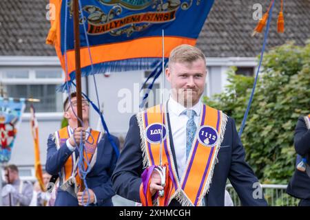 Ballymena, Nordirland - 12. Juli 2024: Schwertträger von der Loyalen Orange Lodge bei jährlichen Zwölfsten Feiern. Concept Zeremonial, britisch Stockfoto