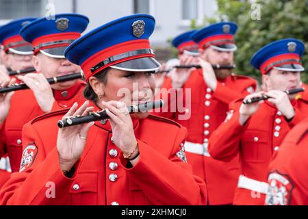 Ballymena, Nordirland - 12. Juli 2024: Ballykeel Flöte Band in roten Uniformen bei der jährlichen Orange Order Twelfth Parade. Concept Ulster, Loyalist Stockfoto