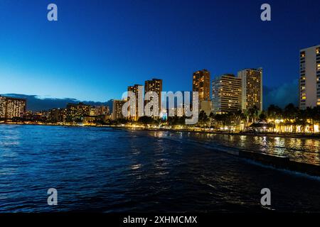 Waikiki Beach bei Nacht Stockfoto