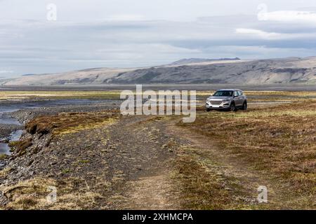 Vulkanische Landschaft des Thorsmork (Þórsmörk)-Tals in Südisland mit einem Geländewagen auf der Flussüberquerung des Markarfljót (F249-Straße). Stockfoto