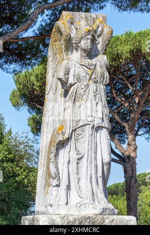 Römische Statue der Göttin Minerva oder des geflügelten Sieges - in Ostia Antica - Ro.taly. Stockfoto