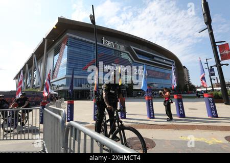 Milwaukee, Wi, USA. Juli 2024. Polizisten auf Fahrradpatrouille in der Fiserv Forum Arena. Der RNC in Milwaukee stellte die Hauptbühne dar, als Würdenträger ankommen (Credit Image: © Pat A. Robinson/ZUMA Press Wire) NUR REDAKTIONELLE VERWENDUNG! Nicht für kommerzielle ZWECKE! Stockfoto