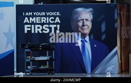 Milwaukee, Wi, USA. Juli 2024. Die RNC in Milwaukee stellte die Hauptbühne dar, als Würdenträger zum Soundcheck eintreffen, einen Tag bevor der Republican National Convention am 15. Juli mit Delegierten auf dem Deer District plaza im Fiserv Forum beginnt. (Kreditbild: © Pat A. Robinson/ZUMA Press Wire) NUR REDAKTIONELLE VERWENDUNG! Nicht für kommerzielle ZWECKE! Stockfoto