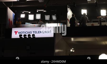 Milwaukee, Wi, USA. Juli 2024. Die RNC in Milwaukee stellte die Hauptbühne dar, als Würdenträger zum Soundcheck eintreffen, einen Tag bevor der Republican National Convention am 15. Juli mit Delegierten auf dem Deer District plaza im Fiserv Forum beginnt. (Kreditbild: © Pat A. Robinson/ZUMA Press Wire) NUR REDAKTIONELLE VERWENDUNG! Nicht für kommerzielle ZWECKE! Stockfoto