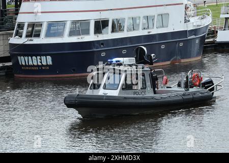 Milwaukee, Wi, USA. Juli 2024. Die Milwaukee Polizei patrouilliert auf dem Milwaukee River in der Nähe der Fiserv Forum RNC Kongresshalle. (Kreditbild: © Pat A. Robinson/ZUMA Press Wire) NUR REDAKTIONELLE VERWENDUNG! Nicht für kommerzielle ZWECKE! Stockfoto