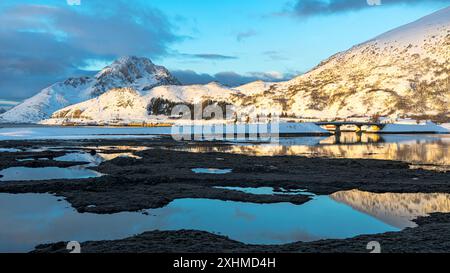 Fischerdorf bei Sonnenaufgang im Winter, Lofoten-Inseln, Norwegen Stockfoto