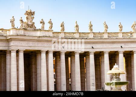 Berninis Kolonnade und Brunnen, Petersplatz, Vatikanstadt Stockfoto