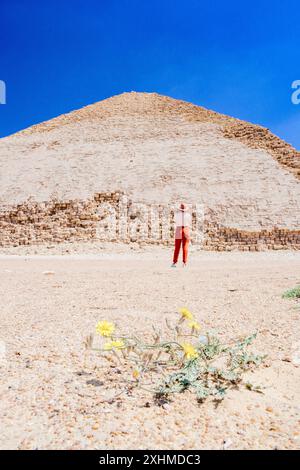 Mittelerwachsene Frau, die die gebogene Pyramide bewundert, Dahshur, Ägypten Stockfoto