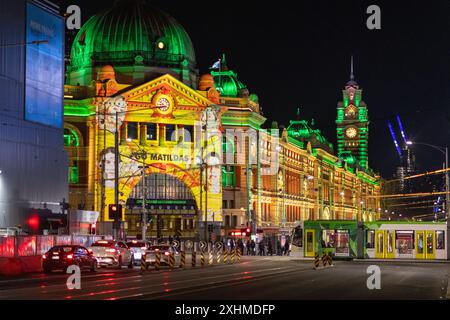 Flinders Street Station mit der Matildas-Fußballmannschaft für die FIFA-Weltmeisterschaft Stockfoto