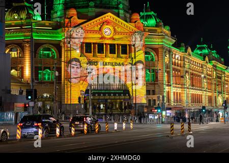 Flinders Street Station mit der Matildas-Fußballmannschaft für die FIFA-Weltmeisterschaft Stockfoto